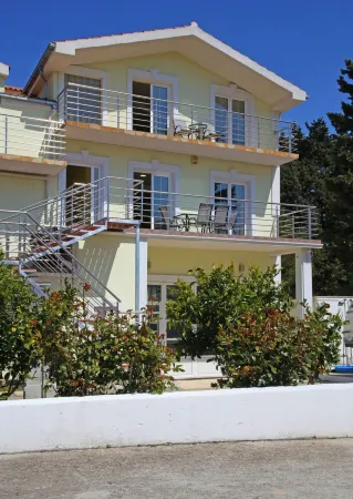 2-bedroom luxury villa surrounded by mountain views just minutes from the beach Отели в г. Donje Polje