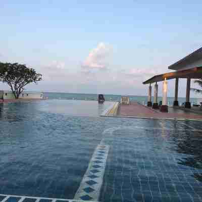 Beautiful 1-BD SeaView Condo - fully furnished with large bedroom & 2 bathrooms Fitness & Recreational Facilities