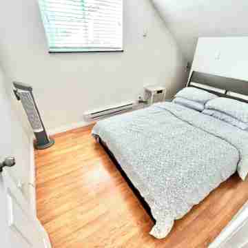 Cozy 2-bedroom guesthouse in a convenient location Rooms