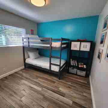 3-bedroom house in fabulous Oceanside 1 mile to beach Rooms