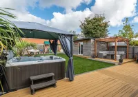 Hot tub, games room & cinema in Bournemouth