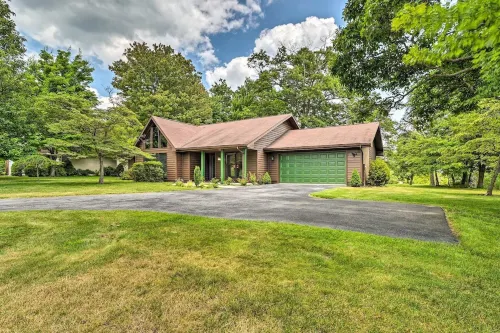 Cozy 3 Bedroom Cabin Fits up to 10 Guests!