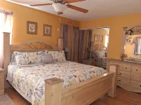 Three Sisters Cottages Hotels in Crystal River