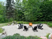 All-season private cottage near skiing, golf, trails + lakes