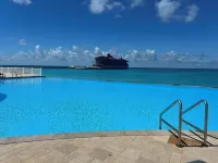 Chic 2-bedroom condo in brilliant Bimini Bay, steps from the Beach, WiFi, AC - piscina