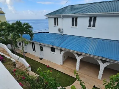 Cozy One-Bedroom Apartment with Stunning Views Hotels in 