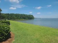 Waterfront Lake Marion Retreat • Pool • Gazebo • Minutes from I-95