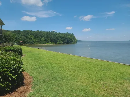 Charming 2 Bedroom Waterfront Lake Marion Condo