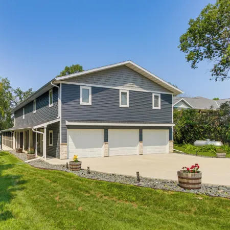 Waterfront Family Retreat on Lake Lida w/ Dock