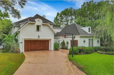 Sail to Hughes Landing, Waterway, or Pavilion. Heated Pool, Jacuzzi, & Cinema Hotel in zona Woodlands Shopping Area