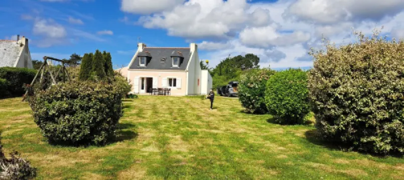 Renovated, detached belle-illoise family home, 3 bedrooms, sleeps 9 貝勒島酒店