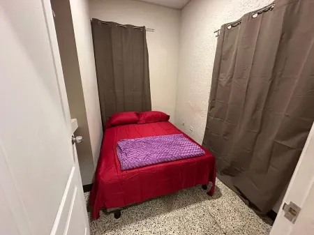 Apartamento de 2 habitaciones, AC, baño, Netflix, Wi-Fi, lavandería y garaje.