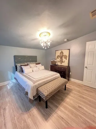 Charming 2-bedroom townhome 5 mins from Airport