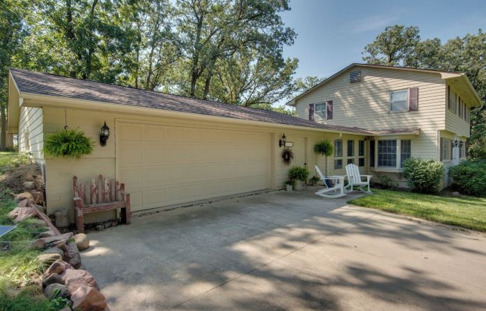 Charming Villisca Getaway w/ Screened Porch!