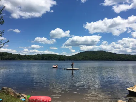 Picturesque 3-bedroom lake house with WiFi in charming Mt Holly, Okemo Mountain