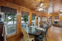 Charming 3-bedroom Tennessee River cabin with WiFi, AC & dock near Savannah, TN