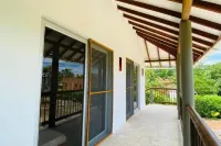 Cabaña Cerca al Mar con Pisicina y AC en Tolú