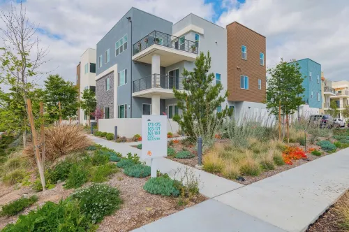 Luxury Condo 4 Bedrooms w/2 En-Suites WiFi,TV, Pool SPA in Irvine. Pet-Friendly!