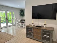 Spacious 5-bedroom house in enchanting Northridge with WiFi, AC Các khách sạn ở Northridge