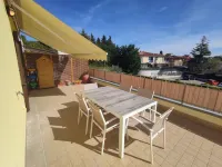 The Azalea: near Numana with large terrace and seasonal condominium pool Hotels in Sirolo