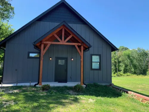 Charming studio in beautiful Hendersonville with AC, WiFi, hot tub & gated
