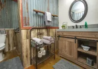 Cozy, secluded, peaceful, pond, fishing , swimming, cabin life, large yard area Hotels in Giard