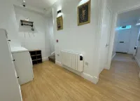 Sophisticated and spacious town centre apartment with roof terrace for 4 guests