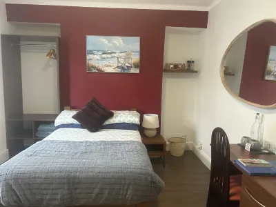 Amelia Airheart Hotels near The Environment Centre