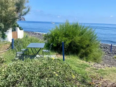 Mini apartment with charming window overlooking the sea quiet and relaxing.