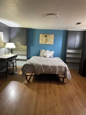 A min walk to the zoo and University!2 bed apartment