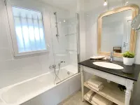 Grimaud house in condominium with pool and 2 parking spaces between village and beaches