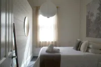 Close to town in walking distance to cafes, restaurants and Lake Alexandra