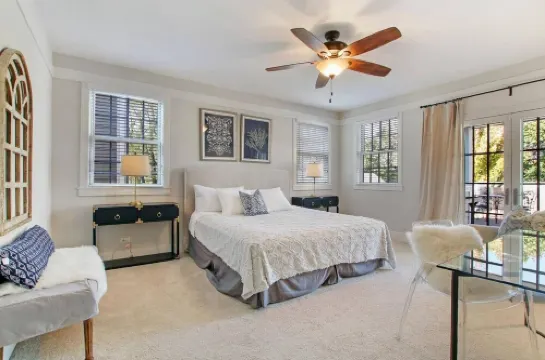 Heart of Downtown Luxury 4 Bed 3.5 Ba Newer Construction with Rooftop Deck リバティビルのホテル