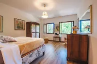 Rustic refinement in the Venetian countryside, pampered by hills and beaches. Hotels in Silea