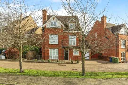 5 Bedroom House with Free Parking. Only 30 mins to Bond Street Station.