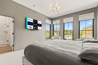 Upscale 4BR Townhome – Walk to Shops & The Monon!