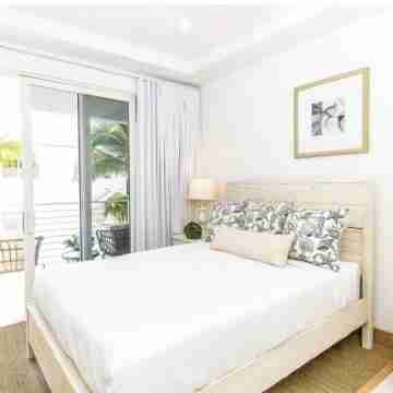 Charming 4-bedroom townhome with Pool, AC in amazing Grace Bay Rooms