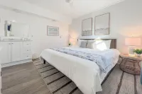 Cozy 1BR w/ King Bed, Pets OK, Walk 2 Food+Shops Hotels in Frisco