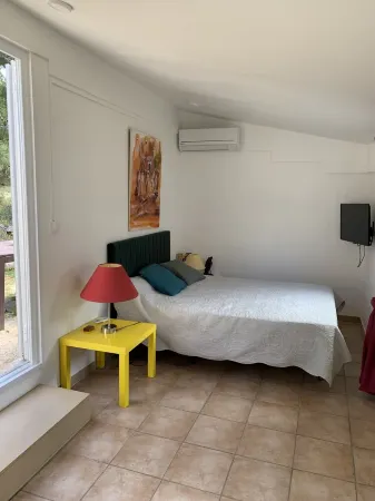 Maisonnette la Couronne Près des Plages Отели в г. Мартигес