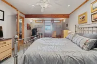Spacious MTN Retreat Near Ski Resorts, hot tub, home office, and Pet-Friendly