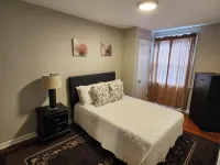 Charming 3-bedroom house in serene Upper Darby with AC, WiFi and mor Hotels in Upper Darby Township