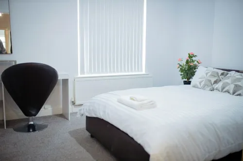 COZY,LUXURY AND STYLISH TWO BEDROOM HOMEwith Garden, Gym & Work spaces. - Gym