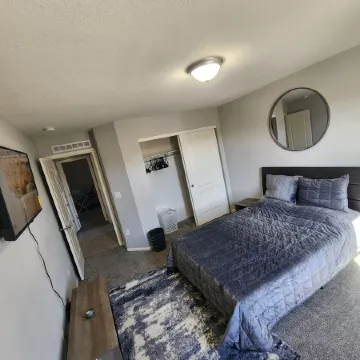 Perfect 6-bedroom house with WiFi in charming Aurora