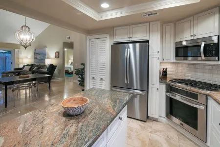 Ranch + Coast Encinitas Townhome, Serene Getaway, 3min to shops 10min to Beach