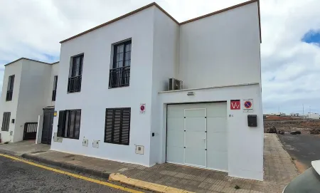 Descubre Lanzarote y Descansa en Casa Carola Отели рядом с достопримечательностью «Замок Сан Габриэль»