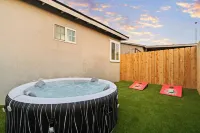4BR/2Bth Hot Tub, King Bed, 80" TV, Gated Yard, Ranch Hotel a El Cajon