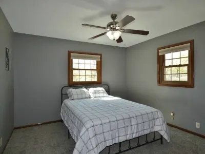 Spacious Six Bedroom House in Charming Pella Central College附近的飯店