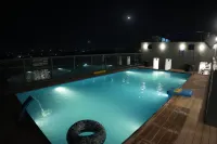 Ramada Encore by Wyndham Chandigarh Zirakpur - piscina