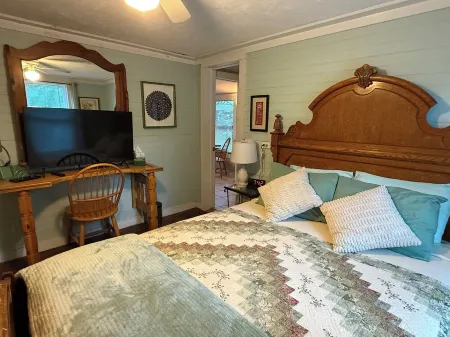 Charming 2-bedroom cottage 3 miles from Historic downtown Aiken!