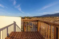 Stylish and Private Adobe Retreat with Views in Borrego Springs / Anza Borrego
